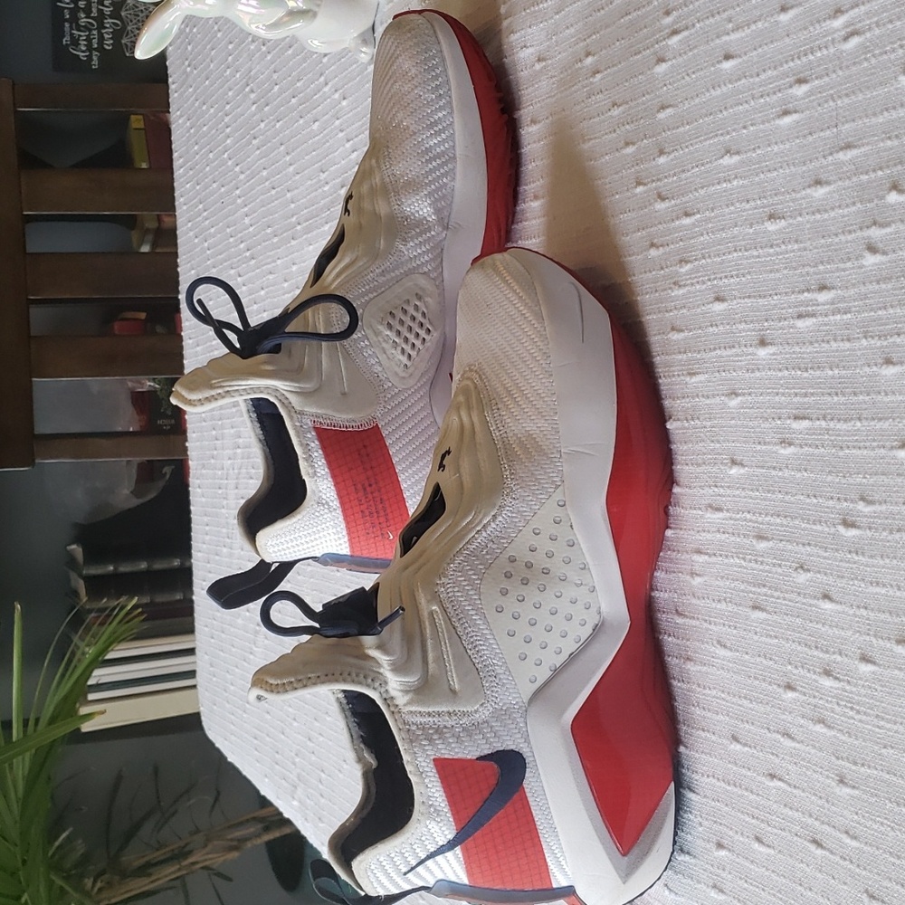 Nike Mens Basketball LeBron Soldier XIV Size 8.5